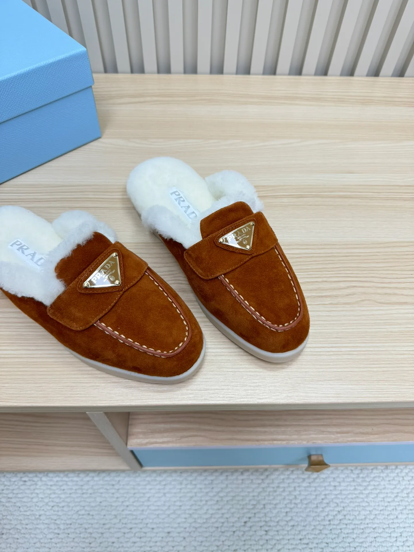 p560 🎉Prada toe-cap wool slippers, officially updated simultaneously, couple models are coming! 💑 Classic triangle buckle design, extremely fashionable. The all-wool lining and feet have excellent thermal insulation properties, allowing you to feel warm even in cold winter days. The comfortable TPU soles are extremely comfortable to wear, as if you are walking on the clouds. 😌 It is an excellent choice whether at home or out. Wear it with your significant other to show off your love and become the focus of street fashion. 💖This winter, let Prada toe-toe wool slippers accompany you, combining warmth and fashion. Come and get it now! 🛍️ Fabric: Imported frosted cowhide Lining: One-piece sheepskin imported from Australia Outsole: Original Tpu absorbent film outsole Female size: 35～41 (41 customized) Male size: 39～45 (45 customized)